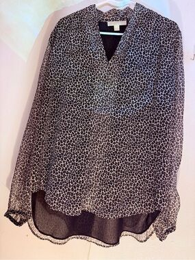 Michael Kors Black(can’t see in photo)
GOLD THREADS, Leopard Print V-Neck top